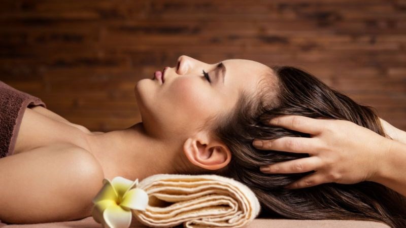 Massage da dầu thường xuyên giúp tăng cường lưu thông máu và hạn chế rụng tóc