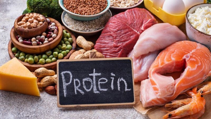 Bạn nên ăn các thực phẩm giàu protein để tránh rụng tóc