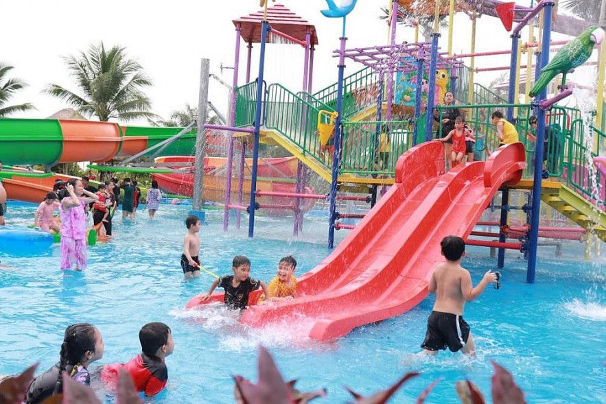 Long An: “Kỷ lục” công viên nước Dino Water Park đón hàng nghìn lượt khách trong vòng 3 ngày