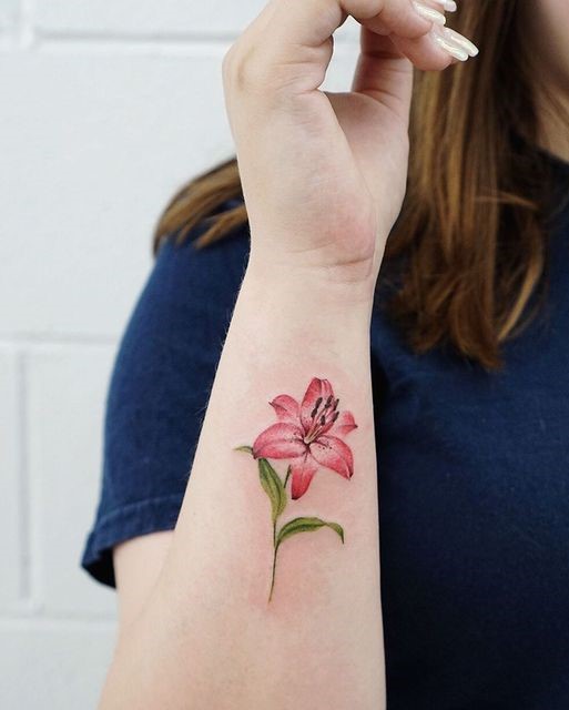 mẫu tattoo hoa ly nổi bật trên cổ tay