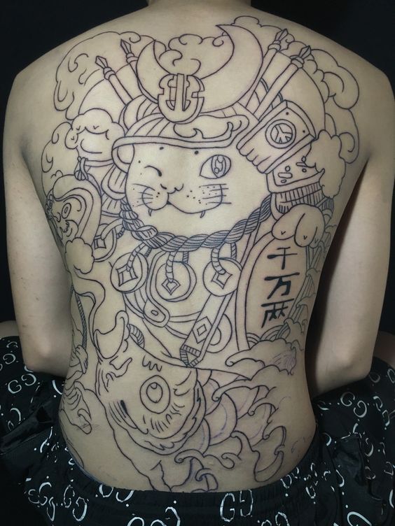 lên nét tattoo kín lưng mèo thần tài samurai