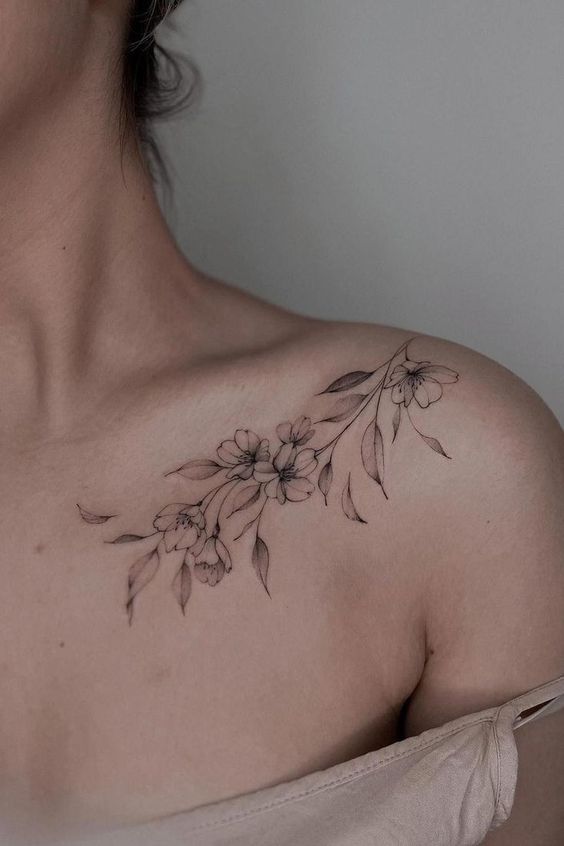 Tattoo bông hoa đơn sắc ở vai