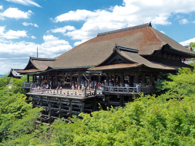 Kiyomizu-dera cung cấp một tầm nhìn tuyệt vời ra toàn bộ thành phố Kyoto - khí hậu của nhật bản chủ yếu là