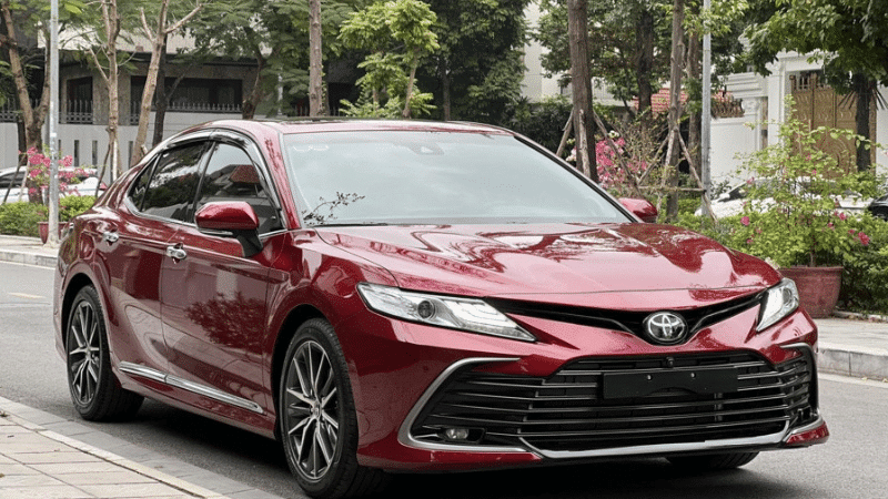 Toyota Camry màu đỏ