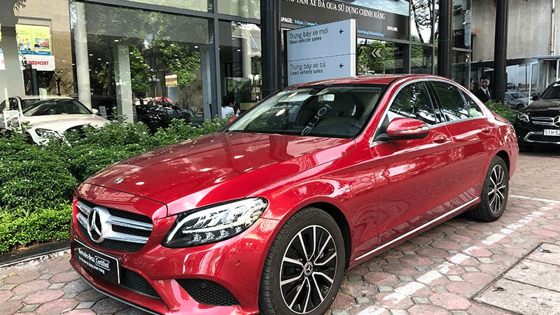 Mercedes Benz C Class màu đỏ