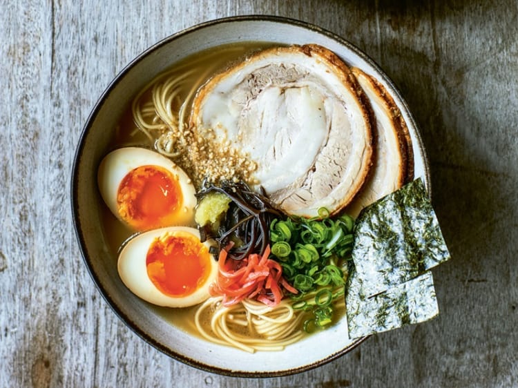 Tonkotsu Ramen có nước dùng ngọt thanh và béo ngậy từ xương và mỡ heo