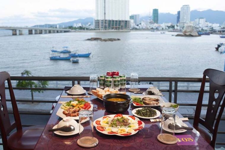 view biển thoáng đãng, mát mẻ tại Cánh Buồm Seafood