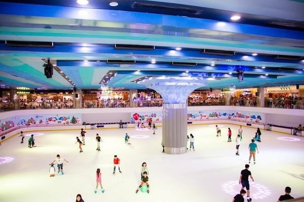 tre-em-trai-nghiem-tai-san-truot-bang-landmark-81-vincom-ice-rink-co-thu-vi-khong-onehousing-2