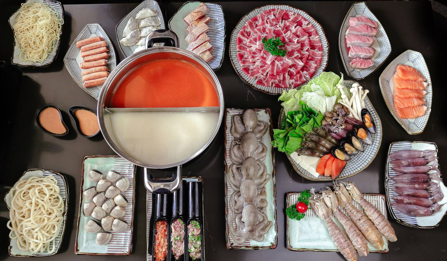 Đa dạng món lẩu tại quán lẩu buffet Damura