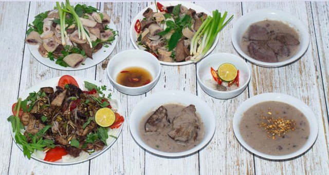 Quán Bát Cháo chỉ mở buổi sáng và trưa, từ 6h30 đến 13h. Menu đa dạng với nhiều món ngon như cháo lòng, tiết canh, mì xào,... Cháo lòng luôn ngon, thơm và dẻo, lòng sạch.