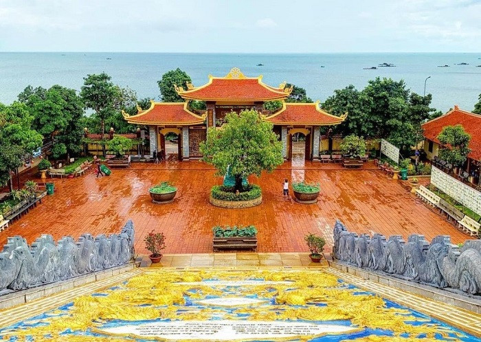 Bậc thang lên đại điện chính