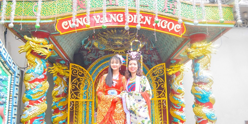 Tham quan Cung Vàng Điện Ngọc