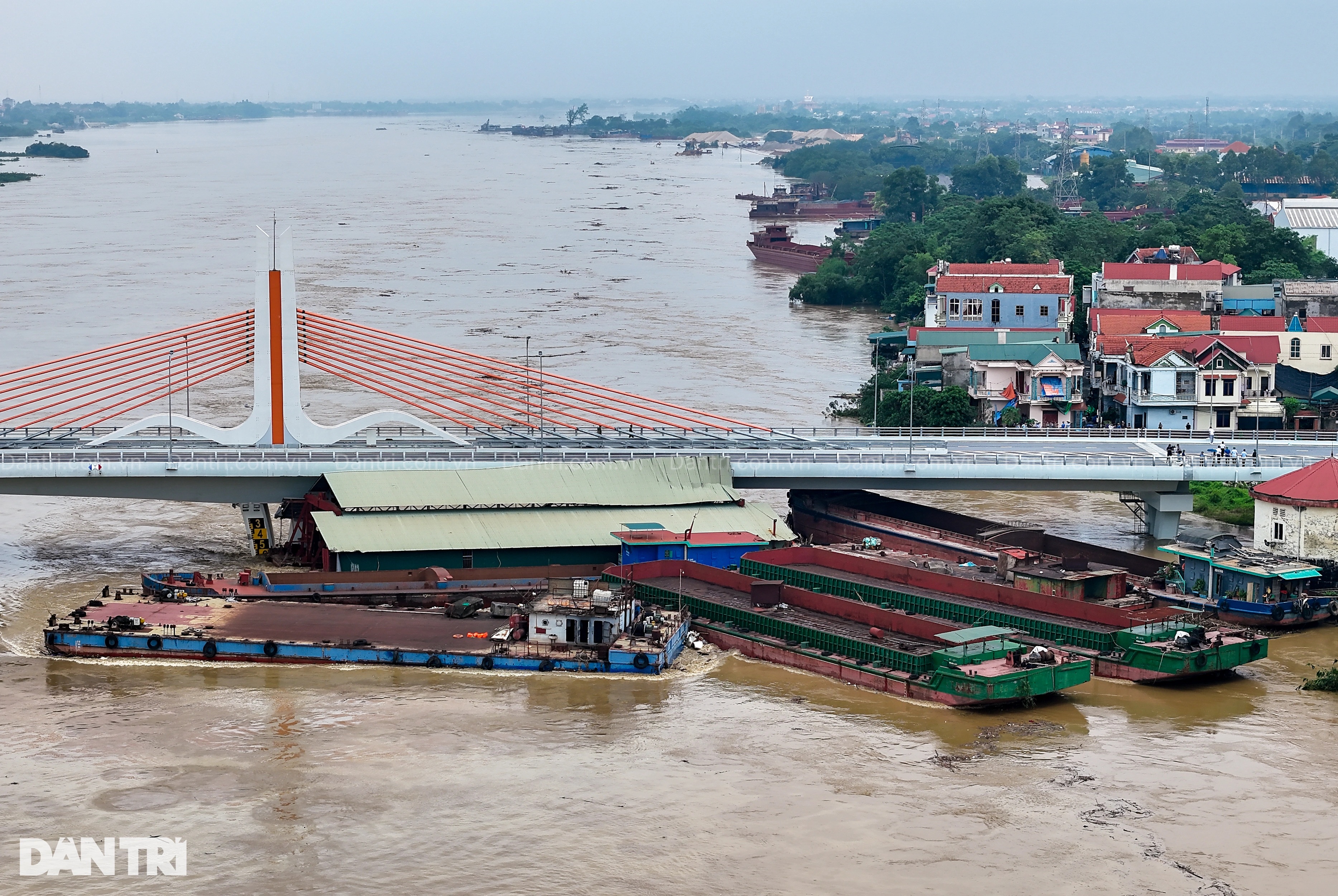 Hiện trường cầu Vĩnh Phú ôm 7 sà lan, thuyền dưới gầm ở Phú Thọ - 6