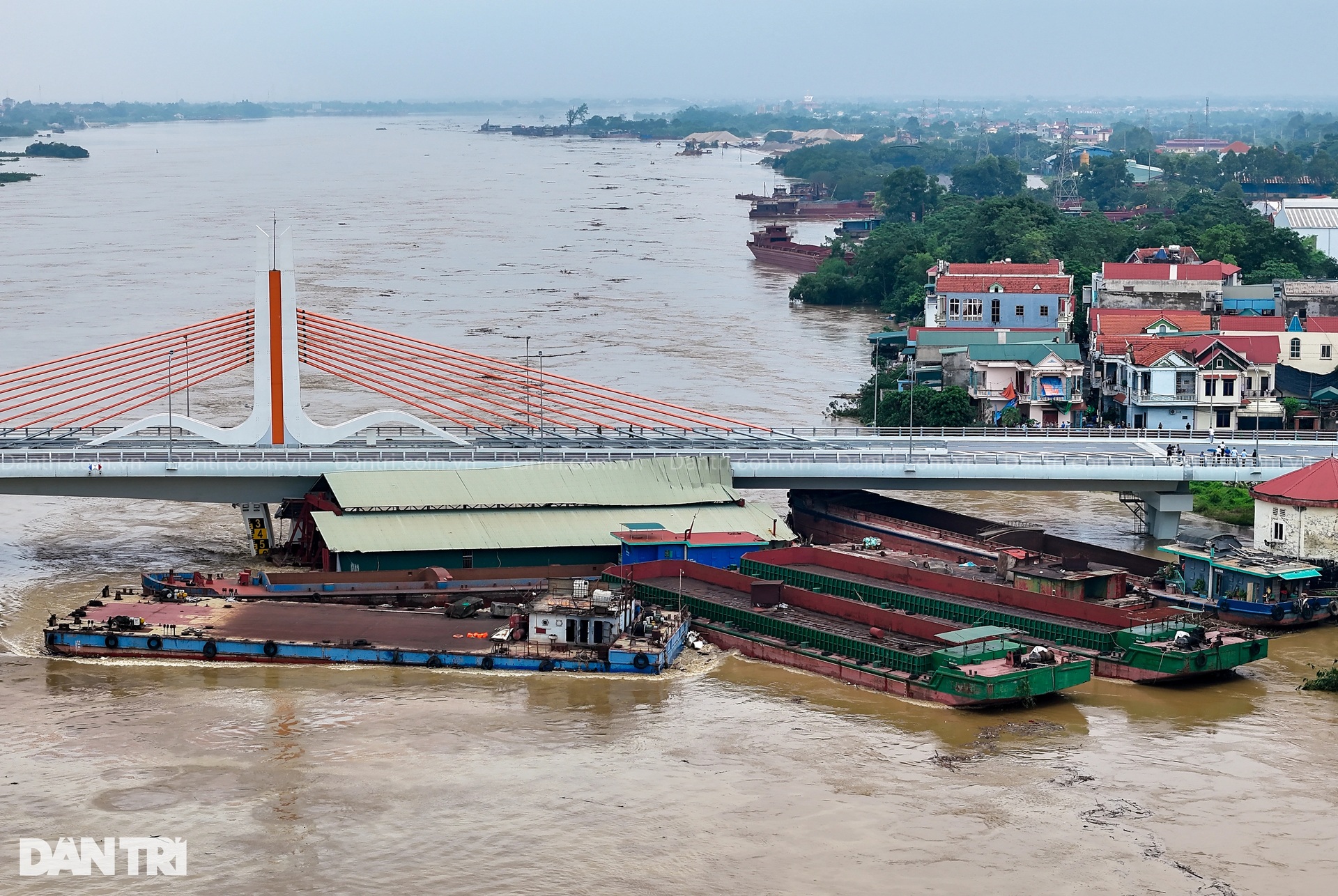 Hiện trường cầu Vĩnh Phú ôm 7 sà lan, thuyền dưới gầm ở Phú Thọ - 7