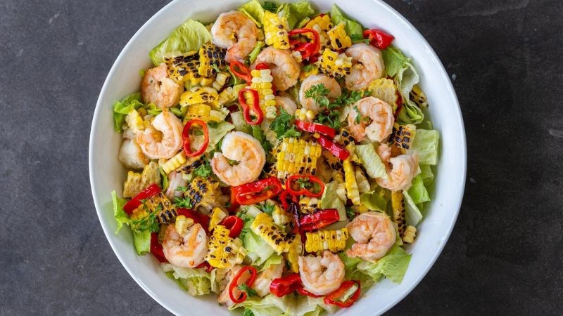 Salad tôm và rau xà lách tuy ít calo nhưng vẫn đủ chất