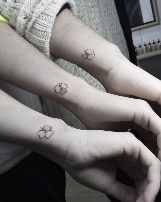 tattoo mini cỏ 3 lá cho bạn bè