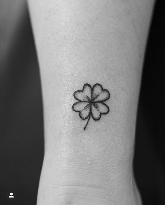 tattoo mini cỏ 4 lá ấn tượng