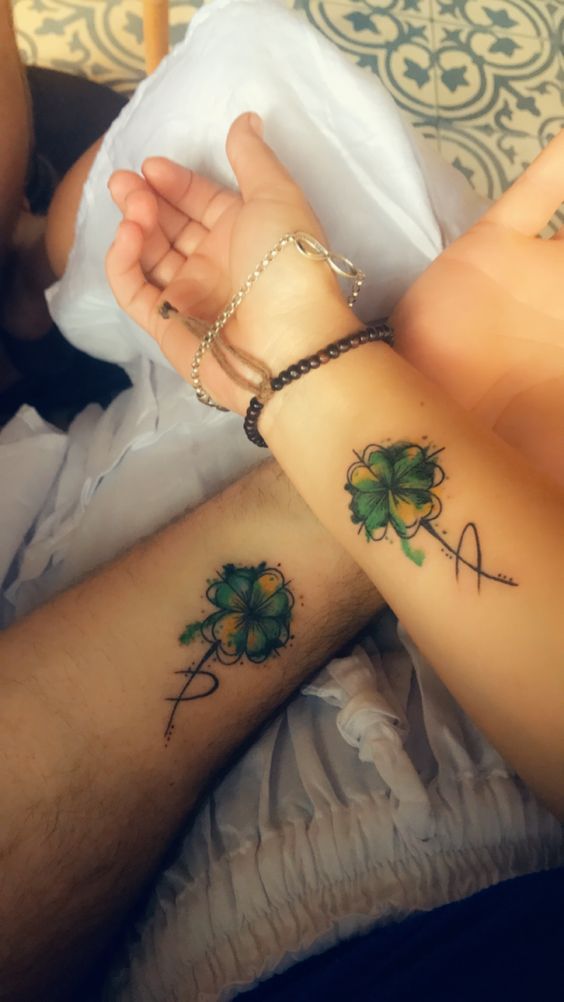 tattoo mini cỏ 4 lá cực ấn tượng cho các cặp đôi