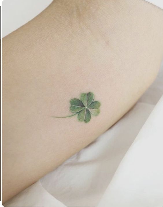 tattoo mini cỏ 4 lá cực cute