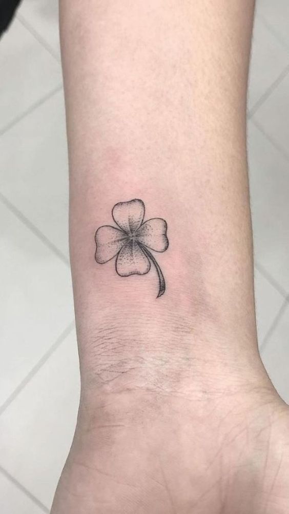 tattoo mini cỏ 4 lá đẹp ở cổ tay