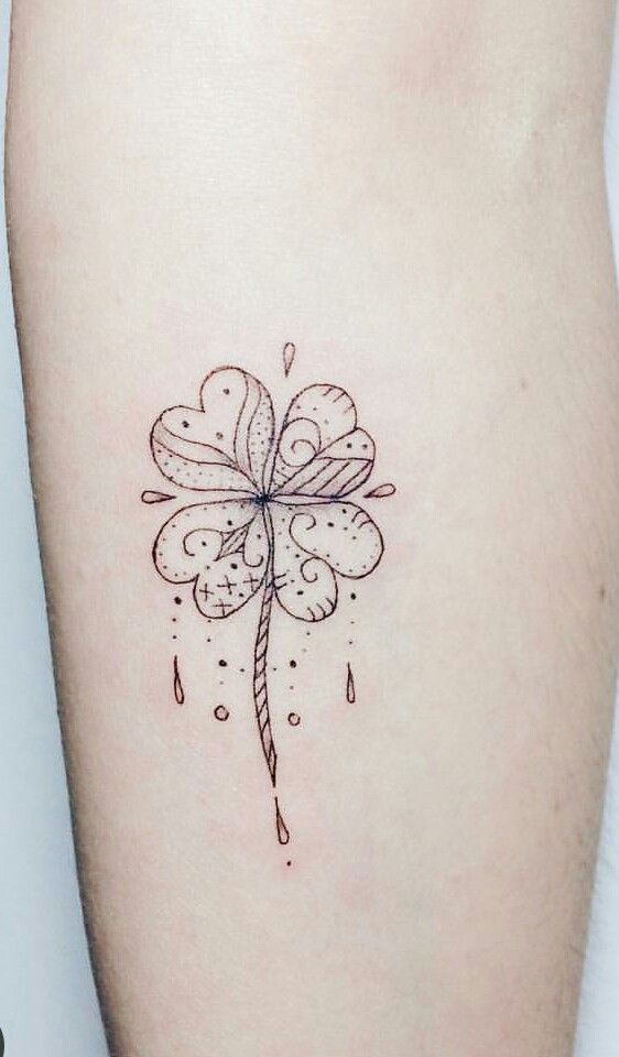 tattoo mini cỏ 4 lá mang nét đẹp cổ điển