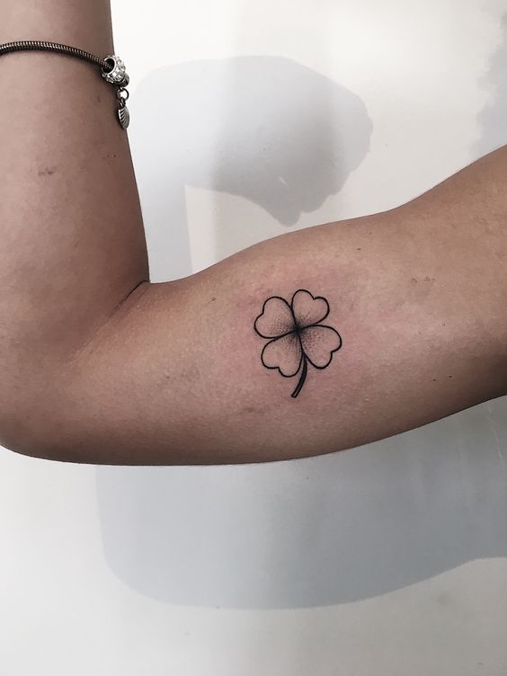 tattoo mini cỏ 4 lá may mắn sieu xinh ở bắp tay