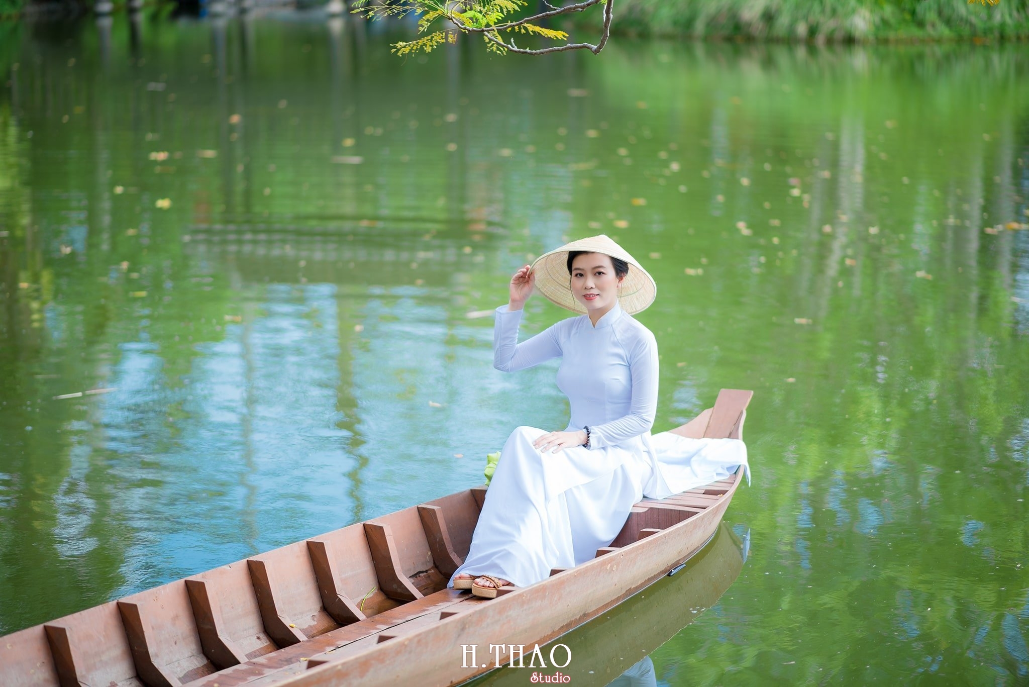 Ao dai trang 8 1 - Tổng hợp album ảnh chụp áo dài ngoại cảnh tuyệt đẹp ở Tp.HCM