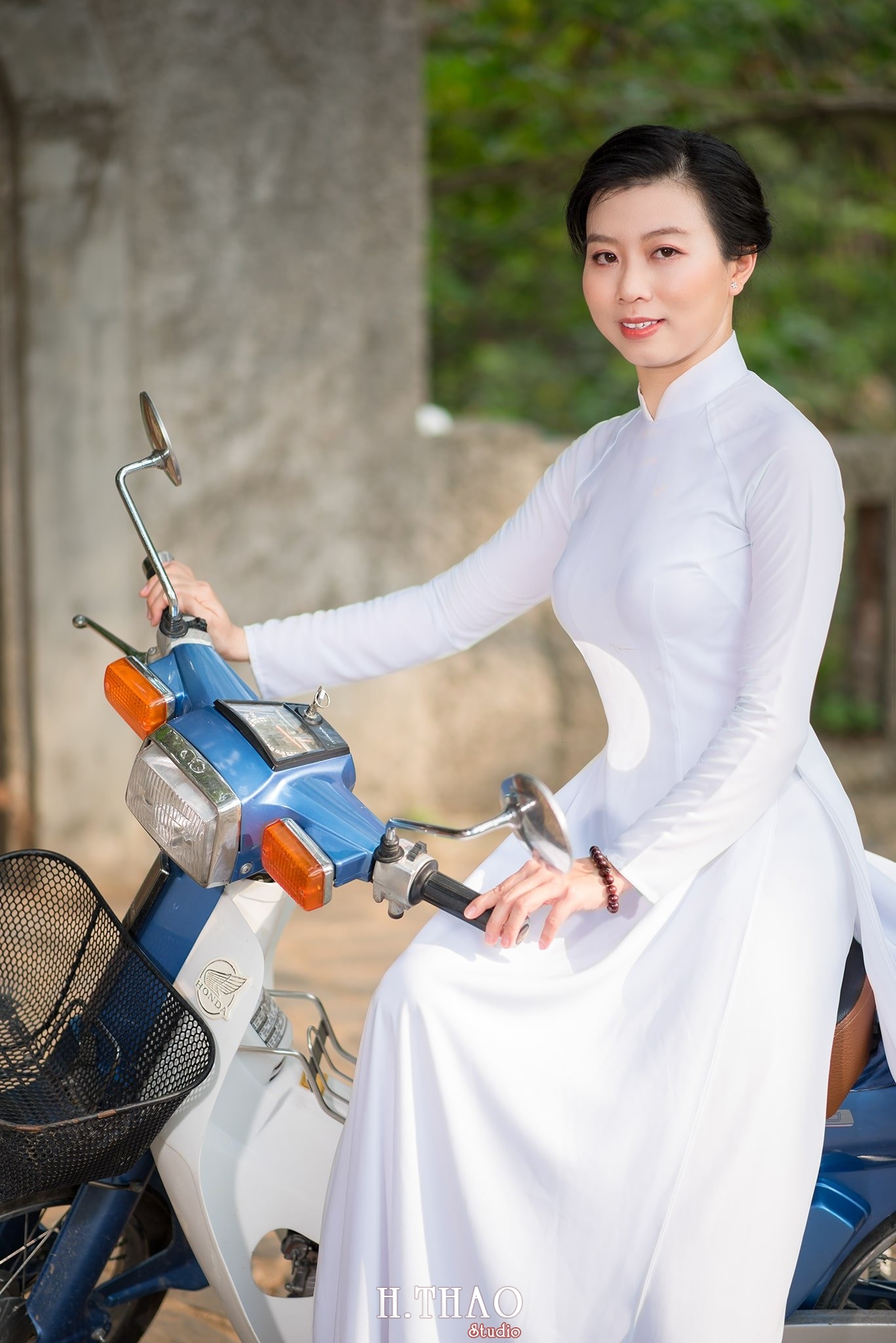 Ao dai trang 16 1 - Tổng hợp album ảnh chụp áo dài ngoại cảnh tuyệt đẹp ở Tp.HCM