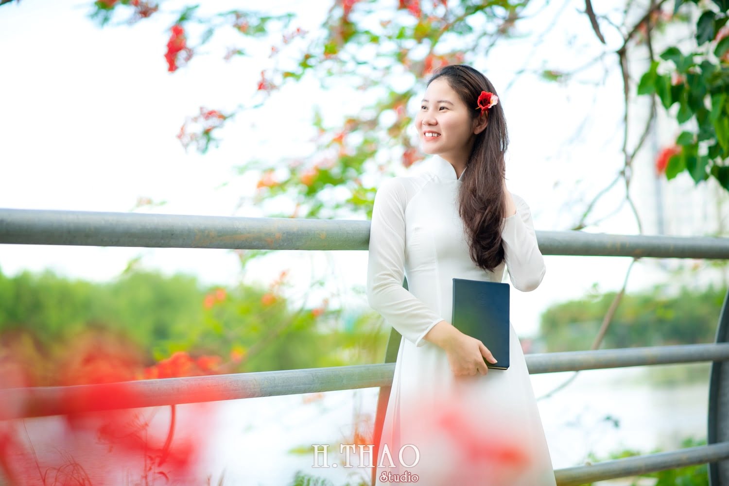 Anh ao dai hoa phuong 5 min - Tổng hợp album ảnh chụp áo dài ngoại cảnh tuyệt đẹp ở Tp.HCM