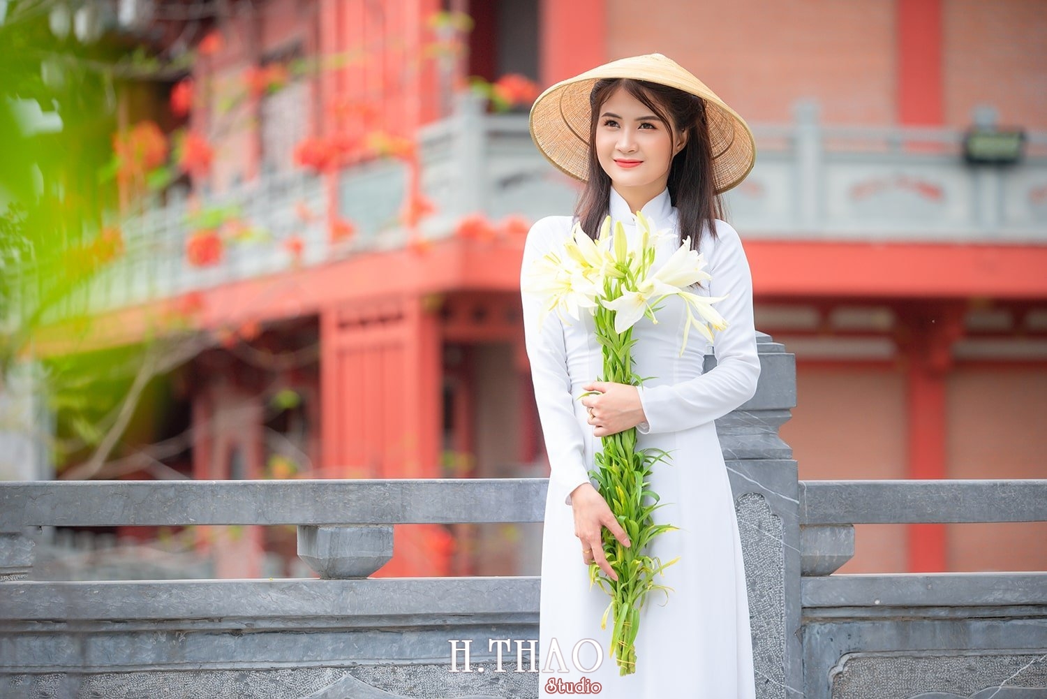 Ao dai hoa loa ken 16 1 - Tổng hợp album ảnh chụp áo dài ngoại cảnh tuyệt đẹp ở Tp.HCM