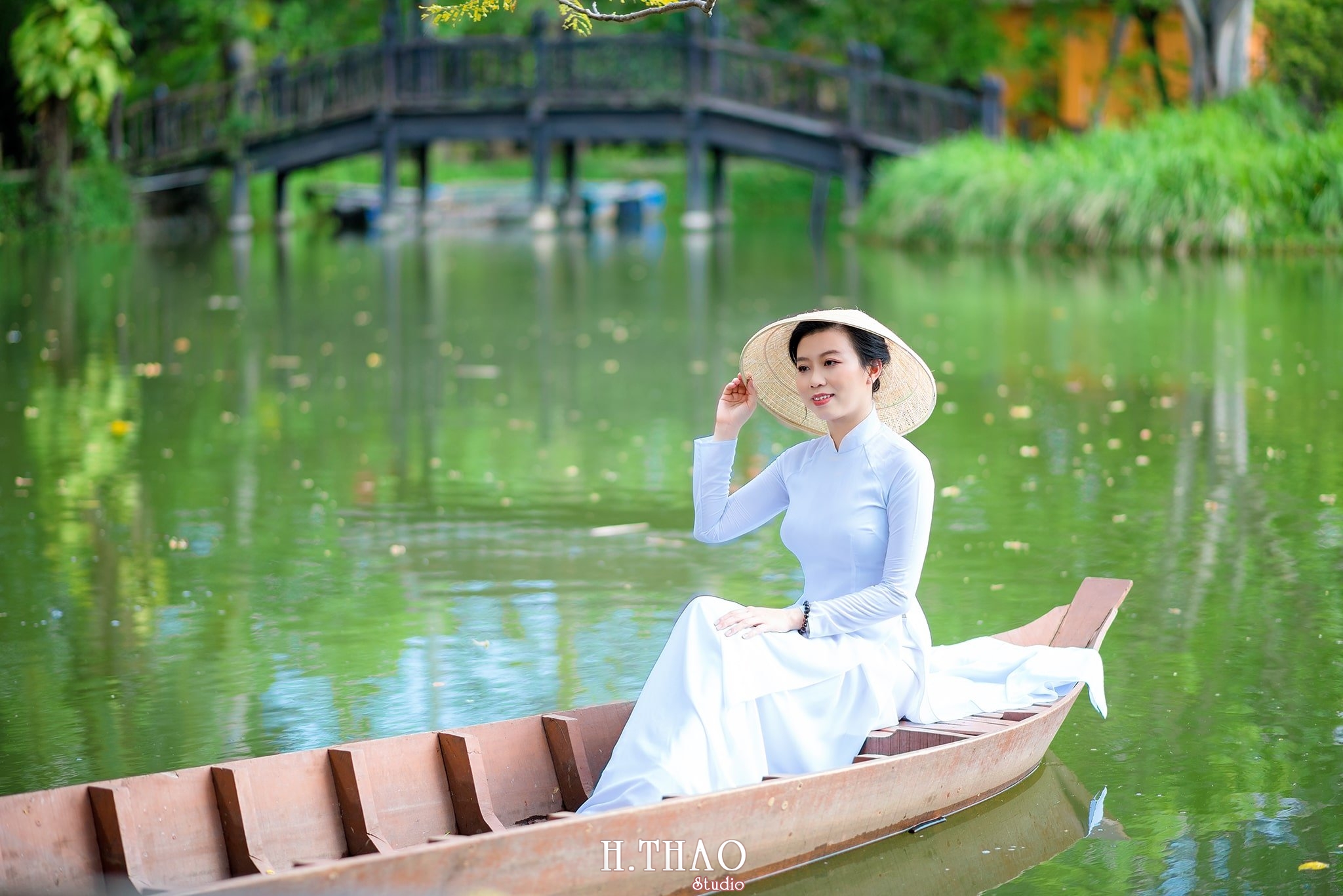 Ao dai trang 9 1 - Tổng hợp album ảnh chụp áo dài ngoại cảnh tuyệt đẹp ở Tp.HCM