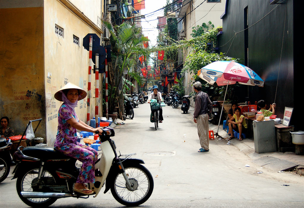 Đường ray tàu hỏa nằm giữa khu dân cư ở phố cổ Hà Nội