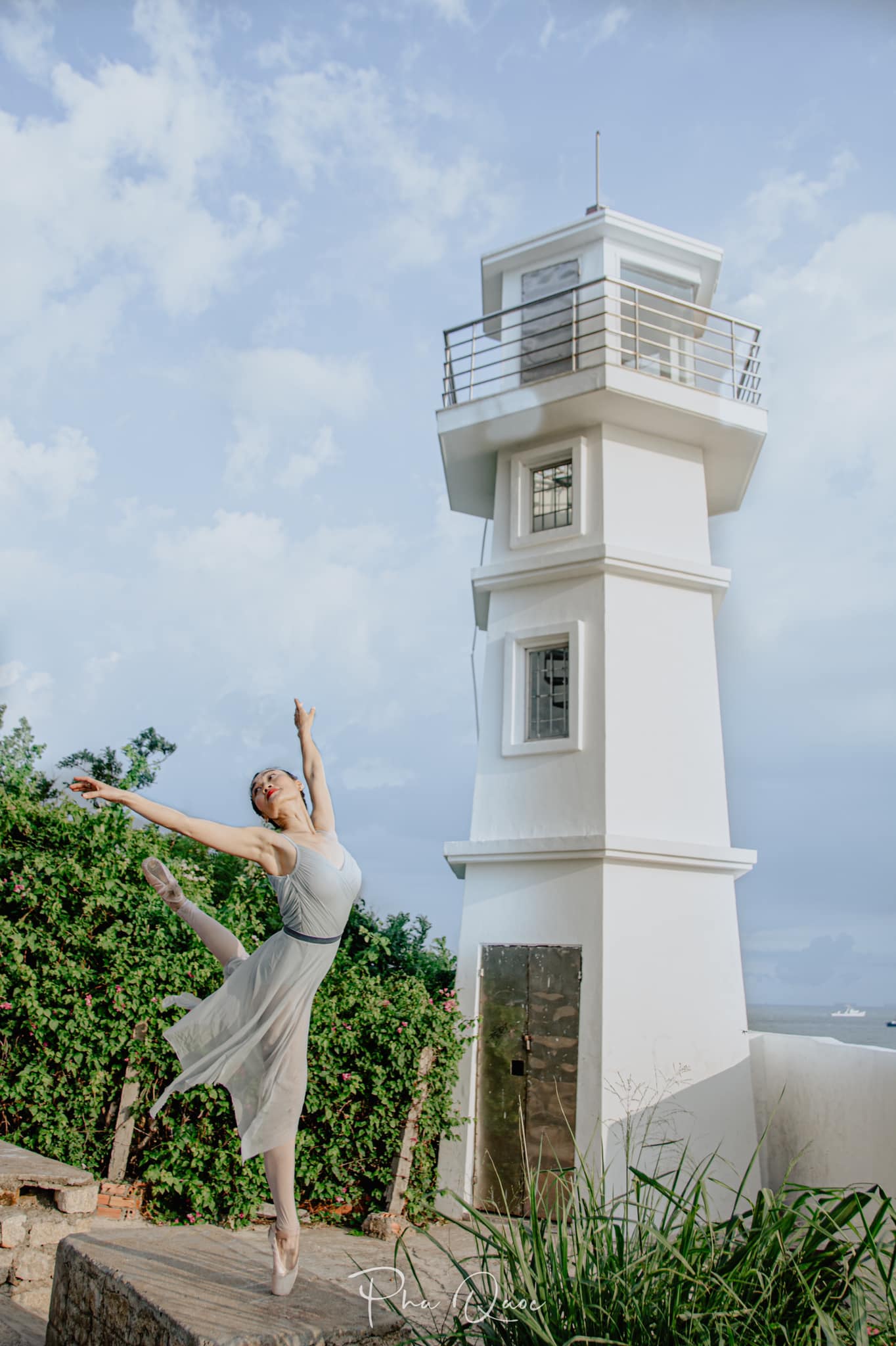 Hình ảnh thiếu nữ quyến rũ trong điệu múa Ballet tại Hải Đăng Bãi Dâu.