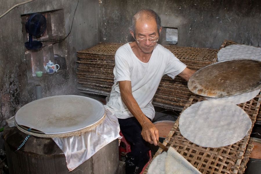 Bánh đa được làm từ bột gạo nên thường chứa nhiều tinh bột.