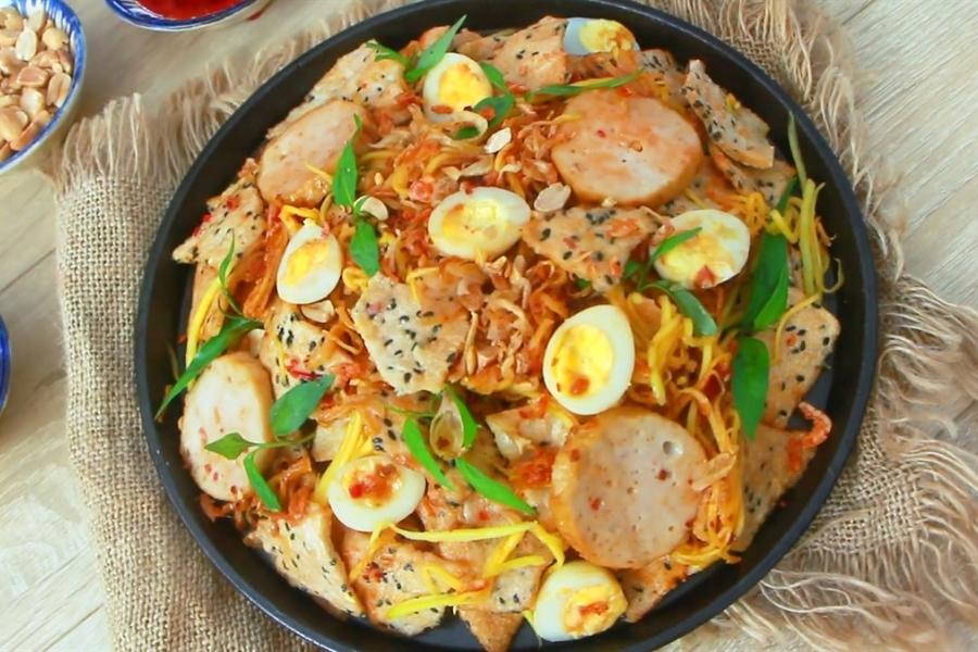 Món bánh đa ăn kèm tiết canh khoái khẩu của cánh mày râu.