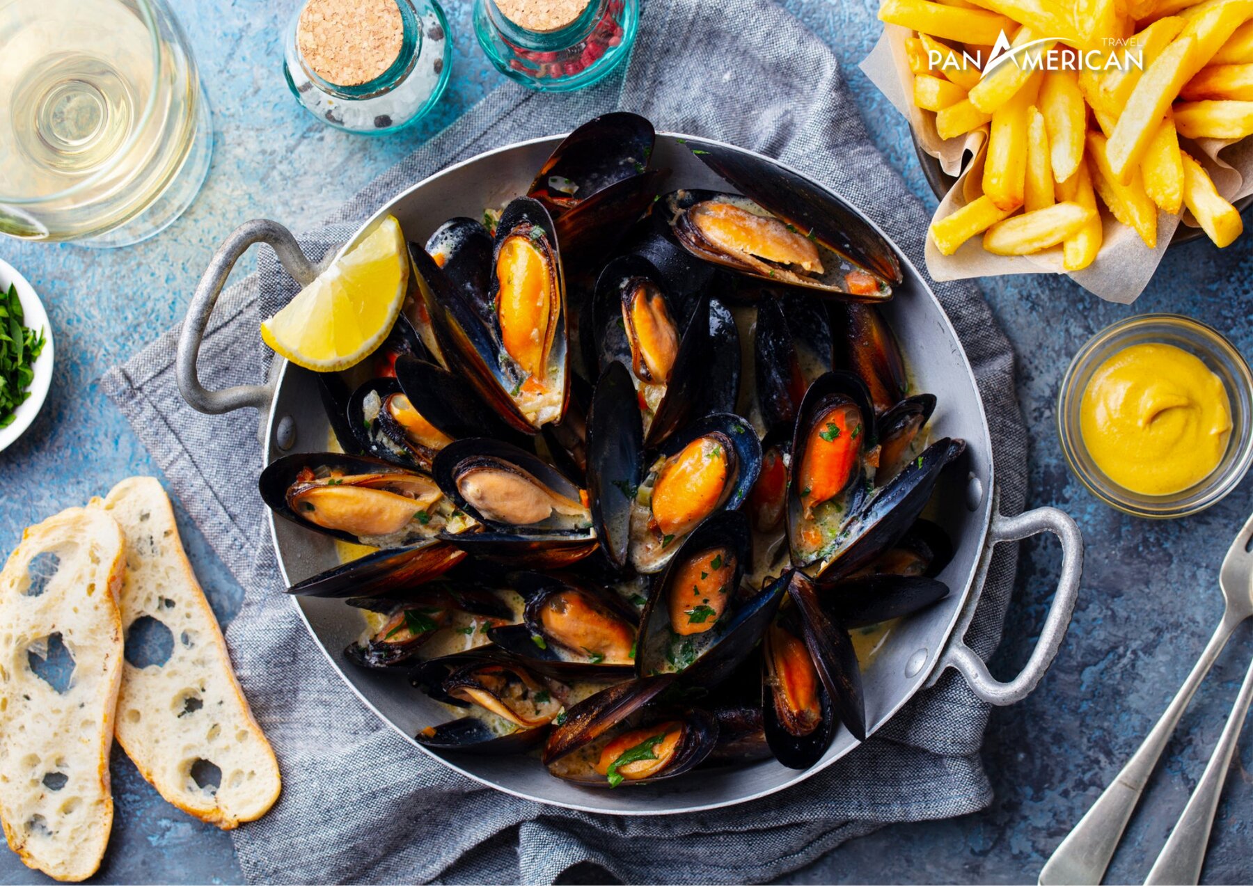 Moules frites món ăn địa phương truyền thống của người dân Bỉ.