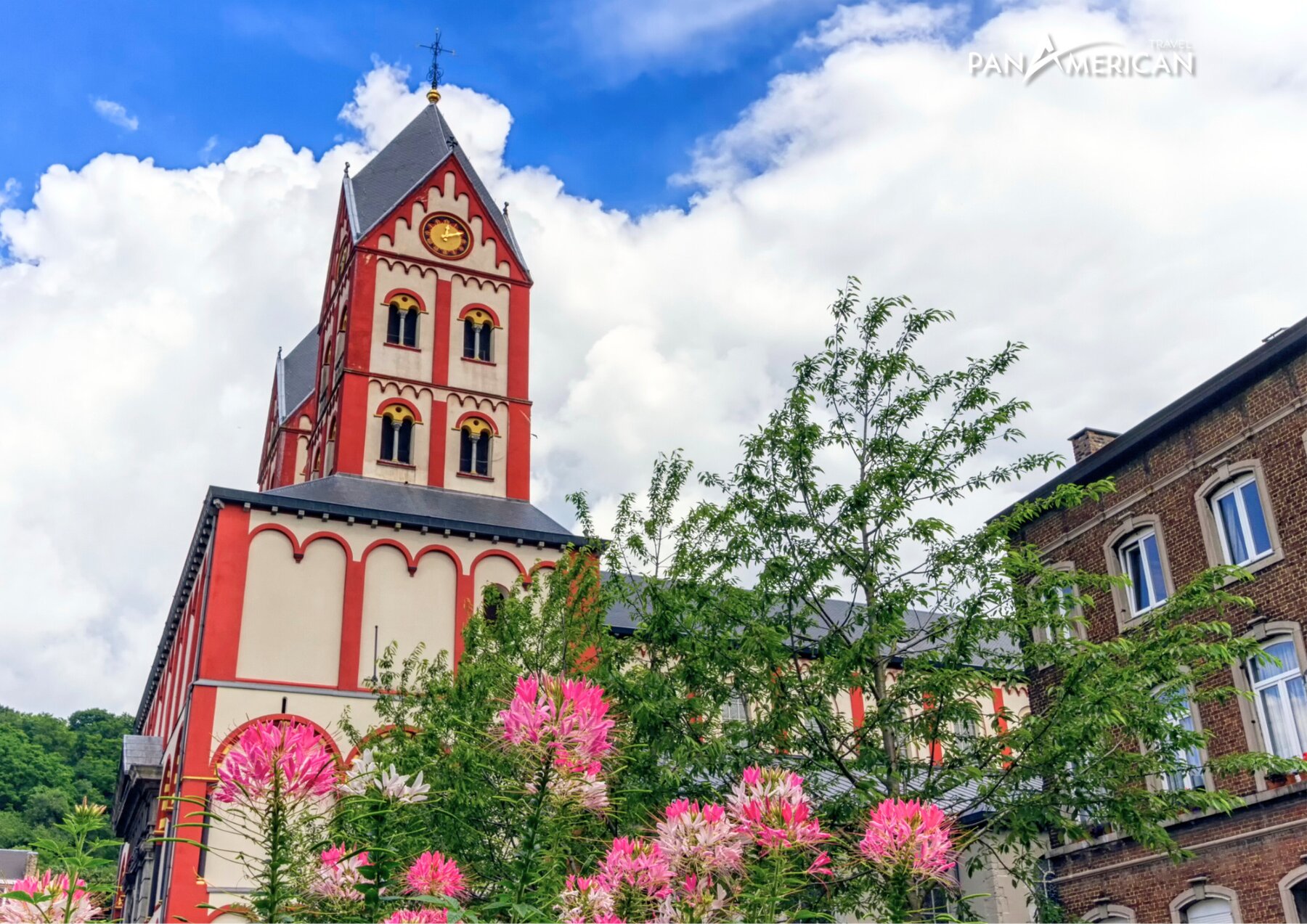 Nhà thờ St. Bartholomew theo kiến trúc Romanesque cổ kính. 