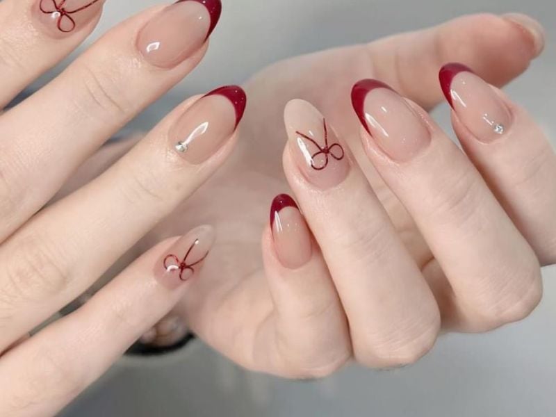 Mẫu nail màu đỏ rượu French đầu móng