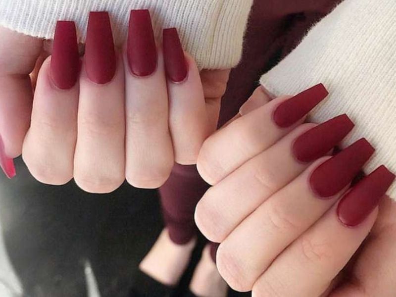 Kiểu nail dài màu đỏ mận