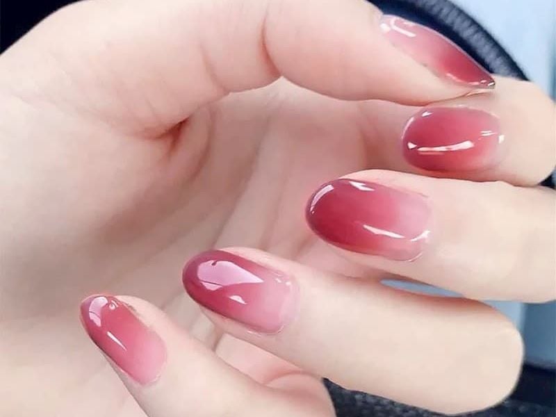 Sự kết hợp nail đỏ thạch với móng trắng đỏ