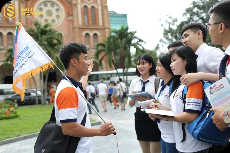 Nếu đam mê gõ đầu trẻ, bạn có thể theo đuổi nghề sư phạm nếu học khối D