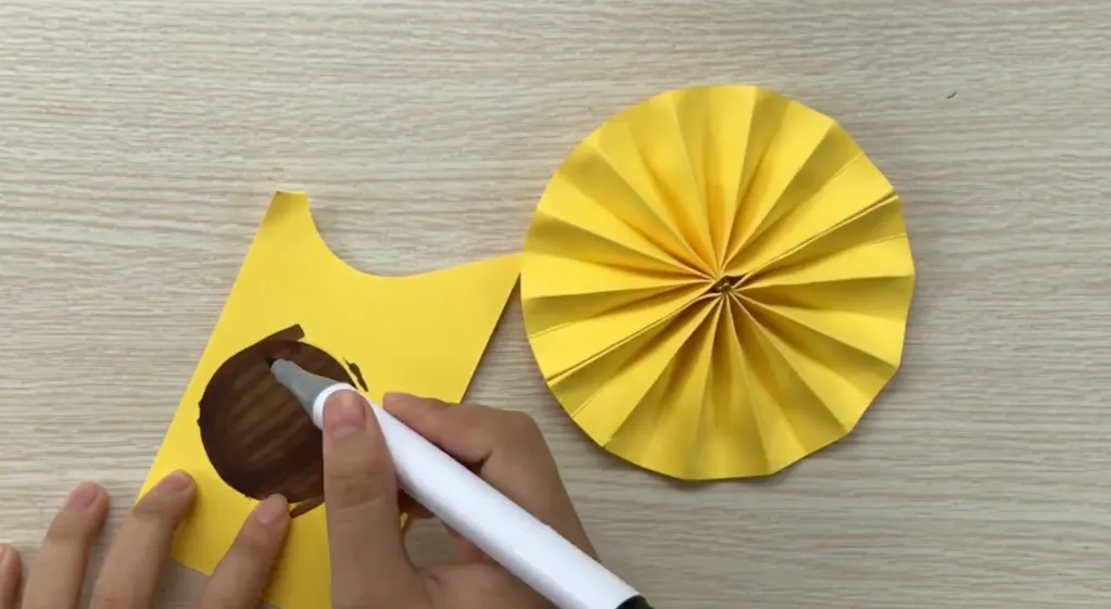 Làm nụ hoa hướng dương từ giấy Origami màu vàng