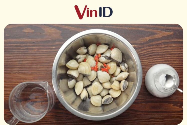 Chỉ cần muối và ớt là nghêu đã nhỏ sạch cát bẩn bên trong