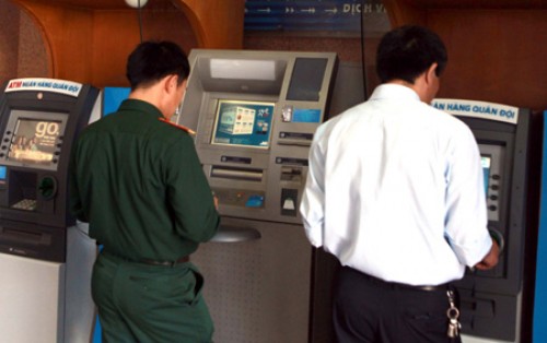 Tra cứu số tài khoản MB Bank tại cây ATM