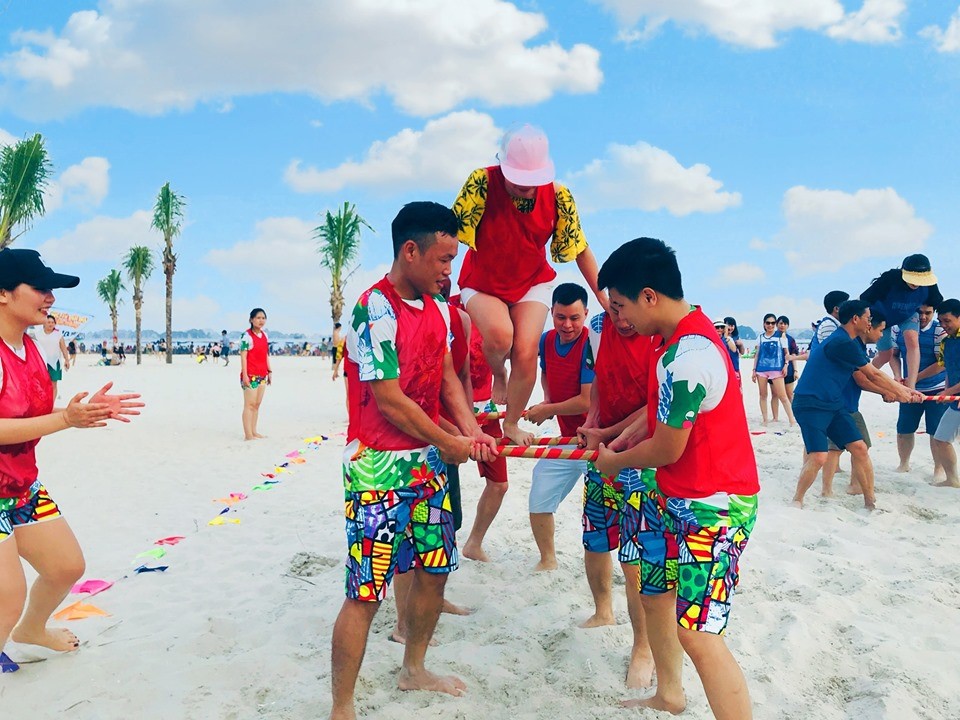 Tham gia team building cũng là một cách giúp bạn kết nối với mọi người tốt hơn.