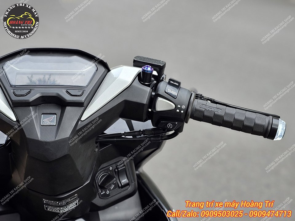 Bao tay Daytona, gù tay lái HTR và cùm công tắc PCX đã được trang bị cho xe