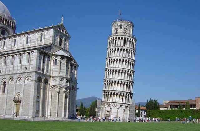 Tháp nghiêng Pisa, Pisa