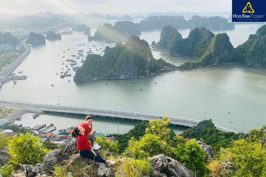 Núi Bài Thơ - Địa điểm tuyệt vời ngắm trọn vẻ đẹp vịnh Hạ Long 