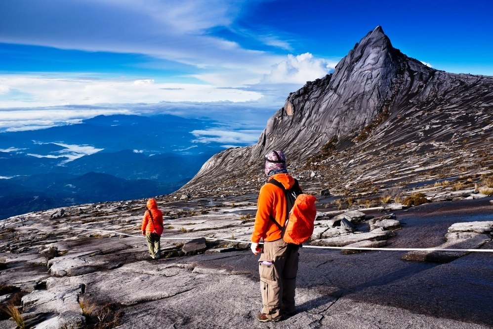 Đứng trên đỉnh núi Kinabalu nhìn xuống biển mây sẽ là một trải nghiệm đáng nhớ cho tour du lịch Malaysia của bạn.