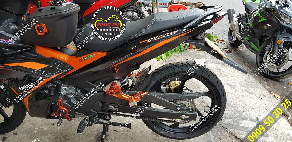 Cặp đôi gác chân biker và chống đỗ được lắp trên gác chân sau